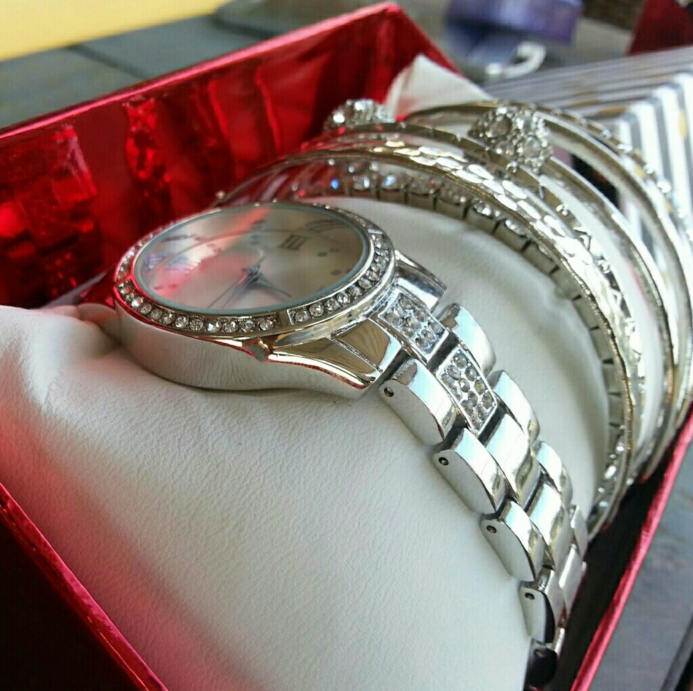 Women's watch with diamond imitation bracelet